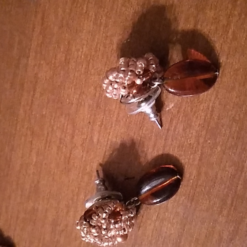 Necklace and earrings set.